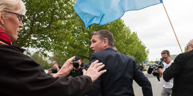 Portrait von Hocke vor der Fahen der Bundesrepublik