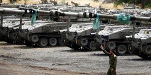 Ein israelischer Soldat steht vor einer Reihe von Panzern in den Golanhöhen