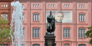 Das Denkmal von Karl Friedrich Schinkel steht am 19.08.2015 in Berlin auf dem am Schinkelplatz vor der Schaufassade der Berliner Bauakademie
