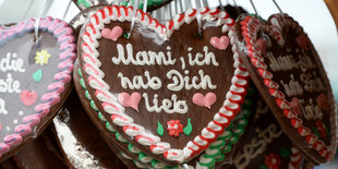 Auf einem Lebkuchenherz steht: Mami, ich hab Dich lieb