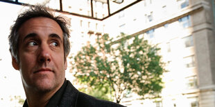 Ein Mann wird relativ nah fotografiert, es ist Michael Cohen