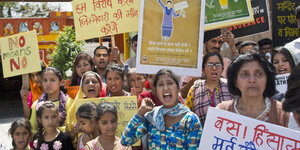 InderInnen protestieren gegen Vergewaltigung mit bunten Transparenten auf denen steht "Wir protestieren - wir verlangen Rechenschaft" und "Genug, wir tolerieren keine gewalttätigen Männer"