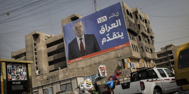 Ein riesiges Plakat an einer Hauswand in Bagdad mit dem Konterfei des Ministerpräsidenten Haidar al-Abadi
