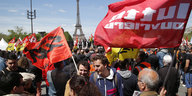 Streikende vor dem Eiffelturm