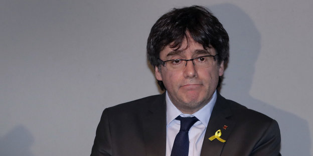 Carles Puigdemont schaut etwas traurig in die Kamera