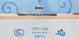 Ein leeres Podium bei der Bonner Klimakonferenz