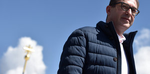 Alexander Dobrindt posiert vor Gipfelkreuz