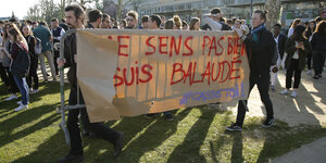 Protestierende Studierende der Universität Nanterre tragen ein Protest-Plakat