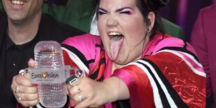 Netta mit ESC-Trophäe