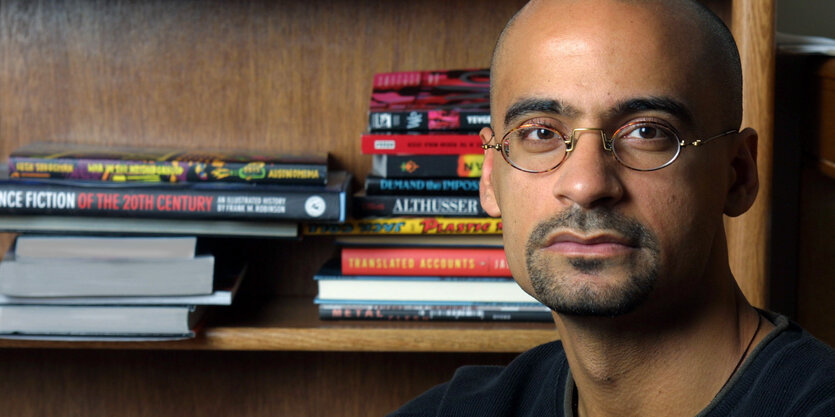 Junot Diaz vor einem Bücherregal