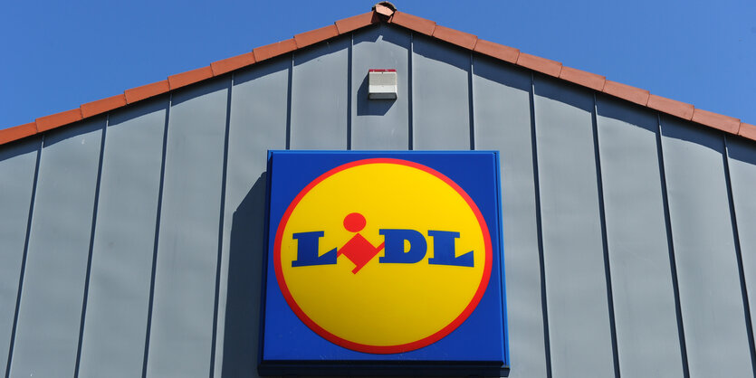 Ein Haus mit Lidl-Emblem unterm Giebel