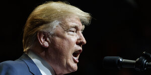 Trump im Profil, wie er in ein Mikrofon zu schreien scheint