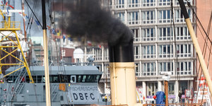 Ein rauchender Schlot eines Schiffes im Hamburger Hafen.