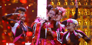 Sängerin Netta Barzilai mit ihren Tänzerinnen auf der Bühne