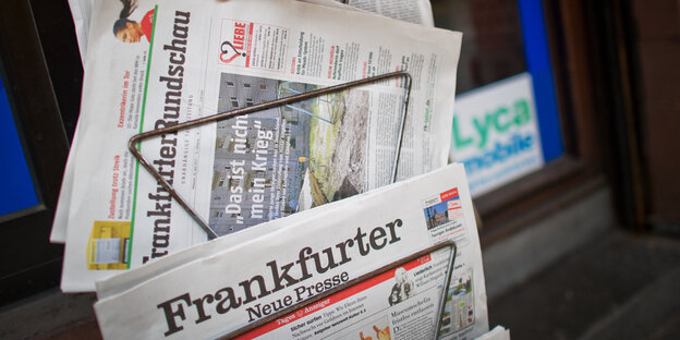 Zeitungen der Frankfurter Rundschau und der Neuen Presse im Zeitungsständer
