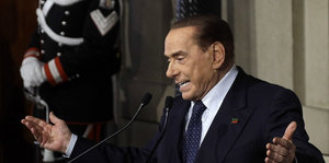 Silvio Berlusconi mit ausgebreiteten Armen