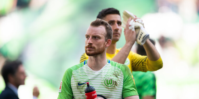 Ein junger Mann im grün-weißen Trikot des VfL Wolfsburg.