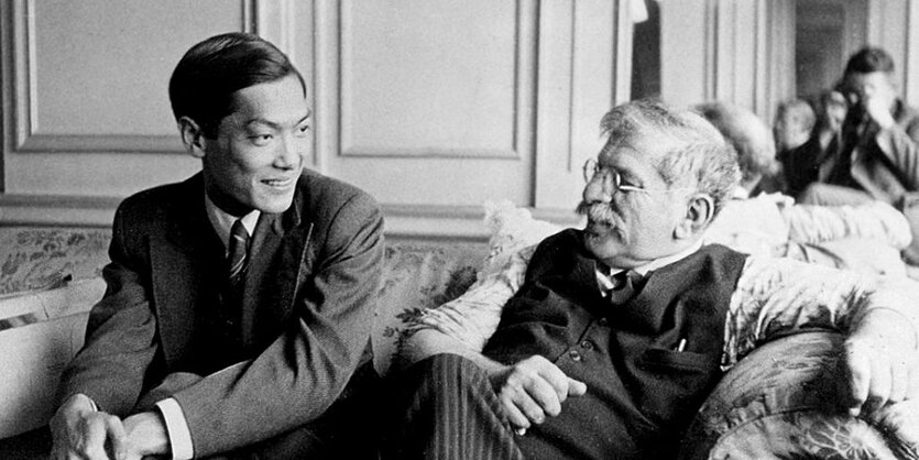 Magnus Hirschfeld (re.) mit Dr. Li Shiu Tong auf einem Sofa