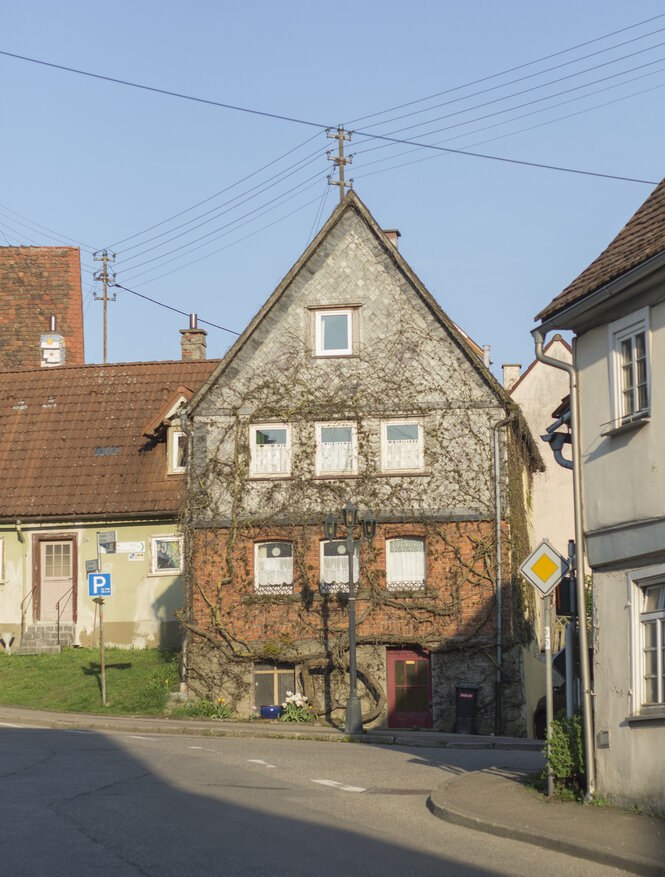 Ein Haus am Ende einer Straße