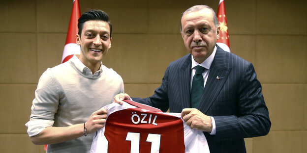 Der deutsche Fußballnationalspieler Mesut Özil posiert mit dem türkischen Staatspräsidenten Recep Tayyip Erdoğan und einem Özil-Trikot