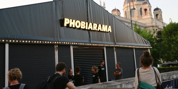 Wartende vor dem provisorisch aufgebauten Phobiorama.