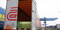 Ein Container mit geöffneter Rückseite im Hafen von Lübeck.