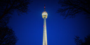 Ein weit nach oben in den Himmel ragender Turm