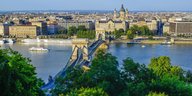 Blick über die Donau auf die Stadtsilhouette von Budapest