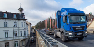 Ein Lkw fährt durch einen Ort