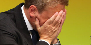 Christian Lindner, FDP-Vorsitzender, hält sich die Hände vors Gesicht