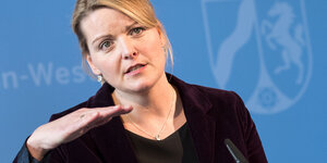Landwirtschaftsministerin Christina Schulze Föcking zeigt eine Geste, die „es reicht“ zeigt