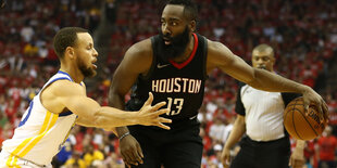 James Harden führt den Ball, Stephen Curry bedrängt ihn