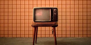 Ein Retro-Fernseher auf einem Hocker