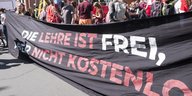 Transparent auf einer Demo mit der Aufschrift "Die Lehre ist frei, aber nicht kostenlos"