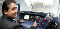 Sigmar Gabriel sitzt im Cockpit einer S-Bahn und lächelt