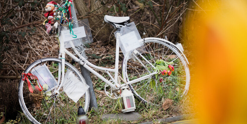 Ein Fahrrad lehnt an ein Schild