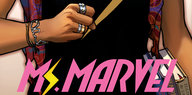 Schriftzug: „Ms. Marvel“, dahinter Comicfigur-Ausschnitt mit geballter Faust