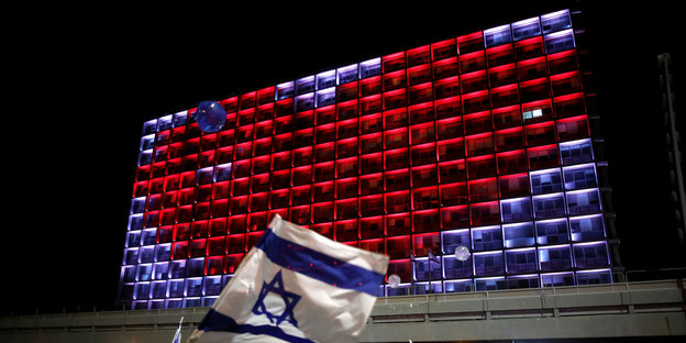 Eine israelische Flagge vor einem roten LED-Herz