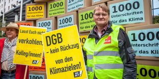 Plakate und Unterschriften vorm DGB-Kongress