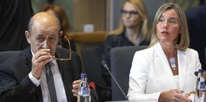 Federica Mogherini und Jean-Yves Le Drian sitzen bei einer Besprechung