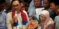 Anwar Ibrahim spricht in ein Mikro