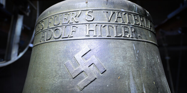 Eine Bronzeglocke mit Hakenkreuz und dem Spruch „Alles für's Vaterland Adolf Hitler“