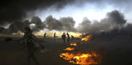 Palästinensische Demonstranten verbrennen Reifen an der israelischen Grenze