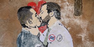 Ein Graffiti in Rom stellt Luigi di Maio, Vorsitzender der Partei Fünf Sterne, und Matteo Salvini, Vorsitzender der Lega-Partei, beim Küssen dar
