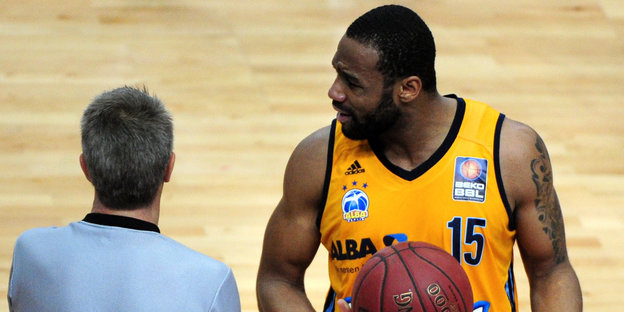 Ein Basketballspieler und ein Schiedsrichter sprechen miteinander