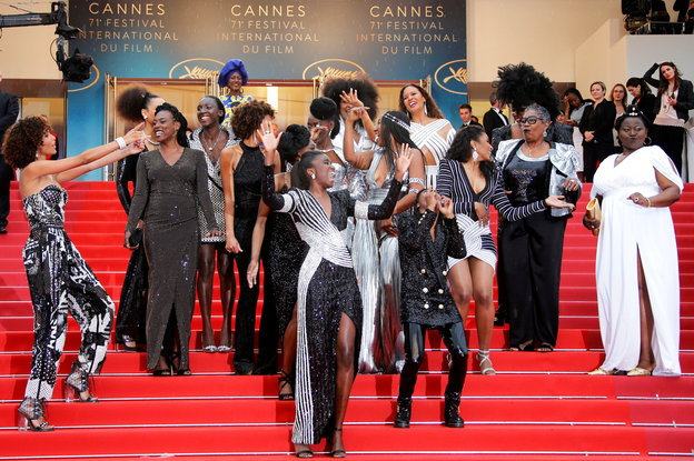Eine Gruppe von schwarzen Frauen posiert auf dem roten Teppich