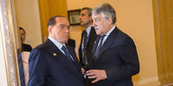 Silvio Berlusconi und Antonio Tajani stehen nebeneinander