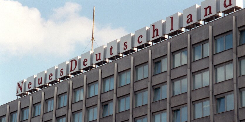 Haus mit Schriftzug “Neues Deutschland“