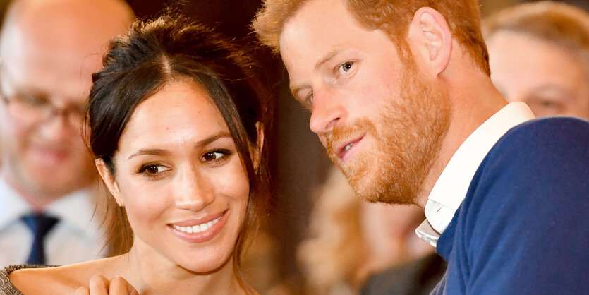 Harry sagt Meghan Markle etwas ins Ohr