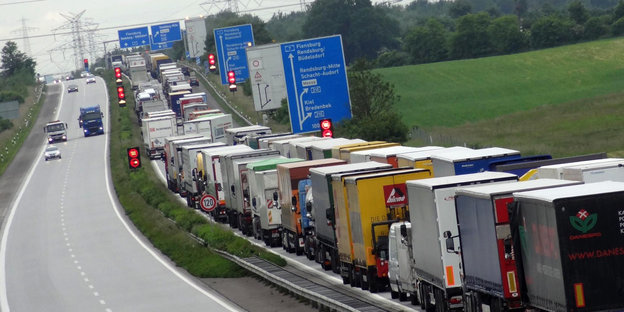 Lastwagen stehen auf einer Autobahn im Stau